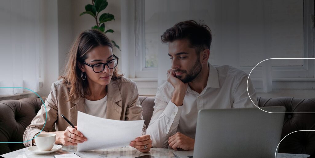 mujer mostrando hoja a hombre