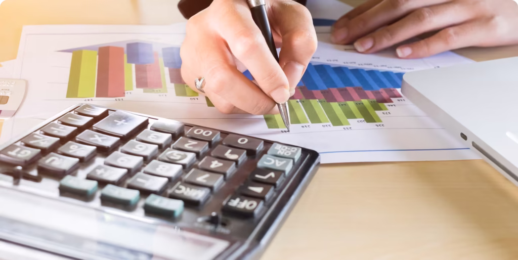 persona con lapicero escribiendo